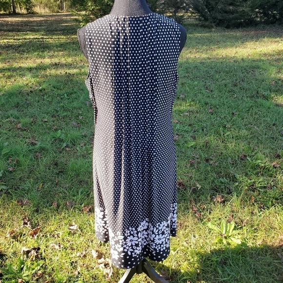Black sleeveless dress with white polka dots and flower design Size 12 - Picture 6 of 7